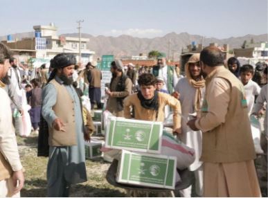 مركز الملك سلمان للإغاثة يُوزّع 700 سلة غذائية رمضانية في العاصمة الأفغانية كابل
