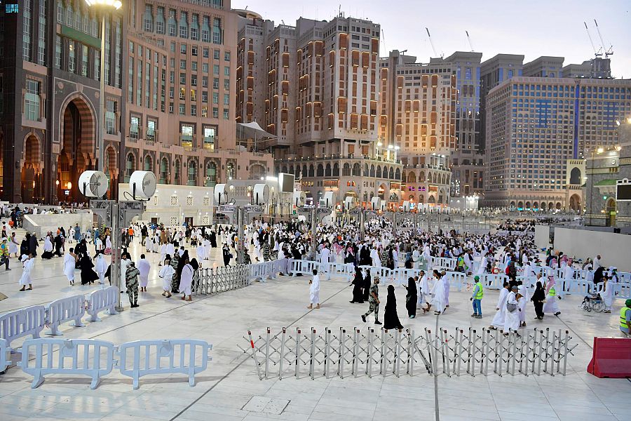 ٢٥٠ مروحة رذاذ لتلطيف أجواء المسجد الحرام وساحاته خدمة لضيوف الرحمن