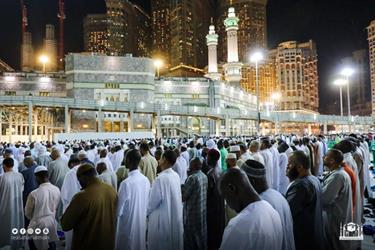 جموع المصلين بالمسجد الحرام يؤدون صلاتي التراويح والتهجد في آخر ليالي رمضان (فيديو وصور)
