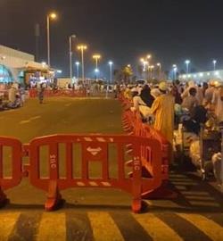 عودة تفويج المسافرين بشكل طبيعي بمطار جدة.. ومعتمرون: لاحظنا الفرق ورحلاتنا البديلة في موعدها (فيديو)