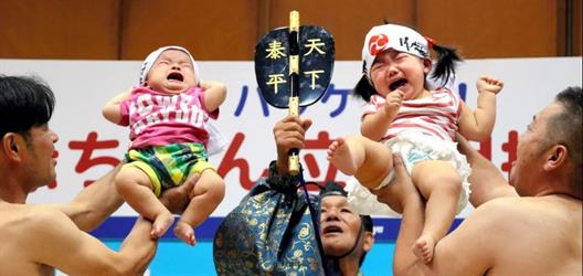 مدينة يابانية تقيم مسابقة غريبة لبكاء الرضّع (فيديو)