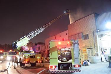 “مدني الرياض” يُخمد حريقاً في ورشة نجارة بالصناعية الأولى