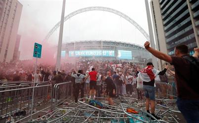 رئيس “يويفا”: عنف مشجعي إنجلترا في يورو 2020 لا يمكن أن يحدث مرة أخرى