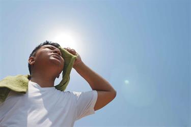مع الموجات الحارة.. 5 نصائح من الصحة لتجنب ضربات الشمس