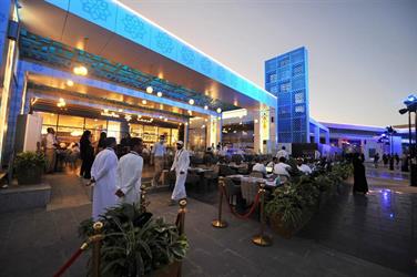 المطاعم العالمية تستقطب زوار نادي اليخوت بإطلالاتها البحرية المميزة في موسم جدة