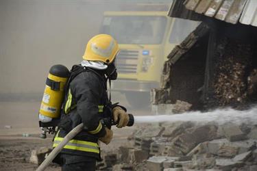 مدني الرياض يُخمد حريقاً في مستودع وورش نجارة بحي المنصورة دون إصابات