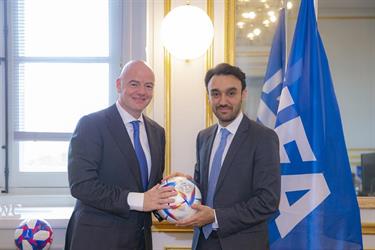 “وزير الرياضة” يلتقي رئيس “فيفا” جياني إنفانتينو في باريس (صور)