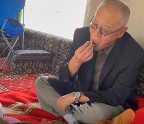 فيديو.. السفير الياباني يتناول وجبة “البر بالسمن” في نجران