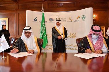 أمير تبوك يشهد توقيع 6 اتفاقيات للجنة شؤون الأسرة بمجلس المنطقة (صور)