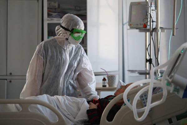 «الصحة العالمية» تحذر من مخاطر الإصابة بسلالات جديدة لكورونا