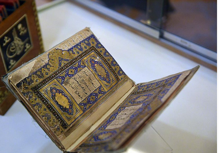 16 مخطوطاً نادراً ضمن مشاركة مجمع الملك عبدالعزيز للمكتبات الوقفية بمعرض الكتاب