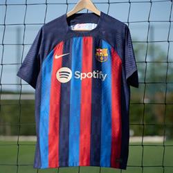 برشلونة يعلن عن قميصه الجديد (فيديو)