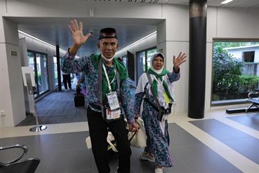 وصول طلائع مُستفيدي مبادرة “طريق مكة” من باكستان.. ومستفيدو إندونيسيا وماليزيا يتوجهون إلى المملكة (فيديو وصور)