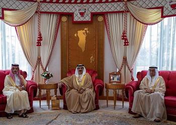 بحثا العلاقات الأخوية التاريخية بين المملكتين.. ملك البحرين يستقبل وزير الخارجية