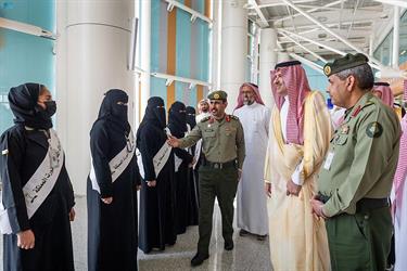 أمير المدينة المنورة يتفقد مجمع صالات الحج بمطار الأمير محمد بن عبدالعزيز الدولي (فيديو وصور)