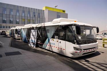 تعمل بالطاقة الكهربائية.. تدشين أول حافلات صديقة للبيئة بمطار المدينة (صور)