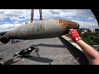 إزالة قنبلة تزن 500 كيلو من مبنى سكني تعرض للقصف في خاركيف الأوكرانية