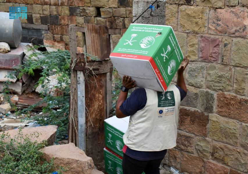 سلمان للإغاثة يوزع 407 سلال غذائية في مديريتي الوادي والمدينة بمأرب