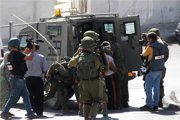 إصابة عشرات الفلسطينيين خلال مواجهات مع جيش الاحتلال الغاشم والمستوطنين بالضفة الغربية
