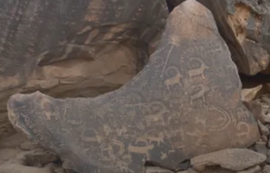 نقش بالقلم الثمودي الشمالي.. اكتشاف أول ذكر لاسم محمد في جبال الجلف بحائل (فيديو)