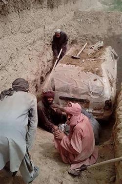 بعد 21 عاما من طمرها.. طالبان تكشف عن السيارة التي فر فيها الملا عمر من الضربات الأمريكية