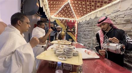 فيديو.. شبان يظهرون كرم الضيافة بتقديمهم القهوة السعودية للحجاج بمخيم في منى