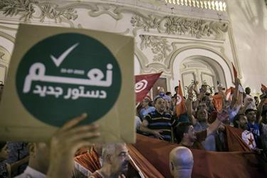 هيئة الانتخابات التونسية تقول إن الناخبين أيدوا الدستور الجديد