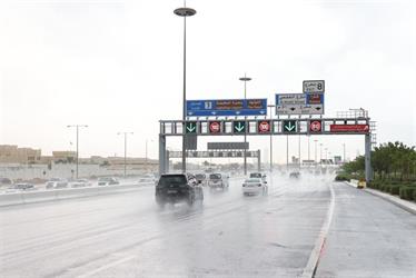 قطر.. أمطار غزيرة تغلق بعض شوارع الدوحة (فيديو وصور)