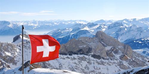 رفع أكبر علم سويسري في العالم على جرف بجبال الألب