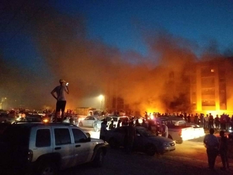 شاهد.. متظاهرون يقتحمون مقر مجلس النواب الليبي ويشعلون النيران داخله