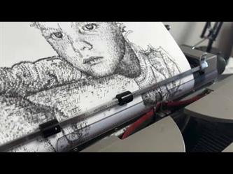فنان بريطاني يرسم لوحات فنية باستخدام آلة كاتبة