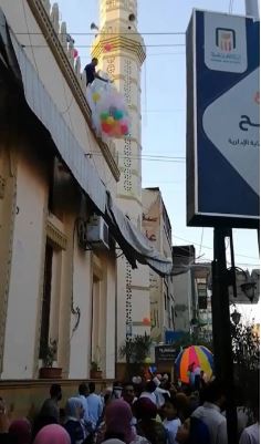 مصر.. سقوط شاب اثناء إلقاء البالونات على المصلين
