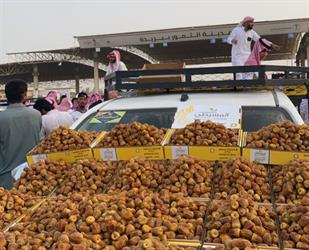 سعوديون يعملون على تسويق أكثر من 1000 سيارة تمور يومياً في مهرجان بريدة (فيديو)