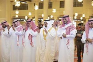 "أمير الرياض" بالنيابة يؤدي صلاة الميت على الأميرة عبير بنت عبدالله بن عبدالعزيز بن سعود بن جلوي
