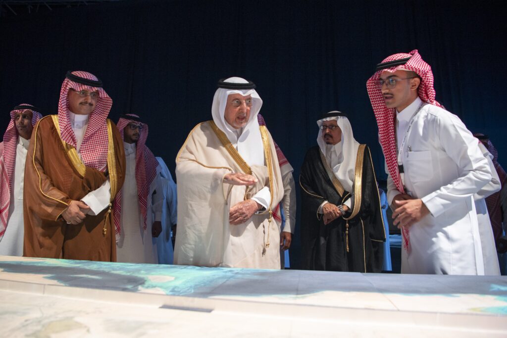 أمير مكة يزور معرضَ نيوم لتصاميم مدينة المستقبل «ذا لاين»