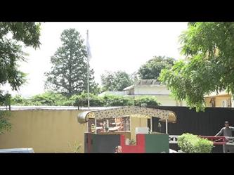 السفارة الأفغانية في باكستان تستبدل علم الدولة بعلم طالبان