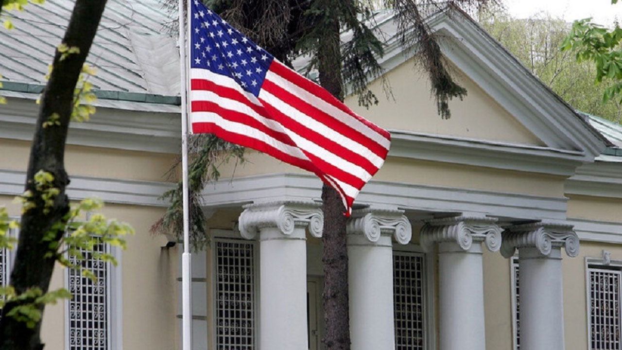 السفارة الأمريكية في كييف تدعو مواطنيها للمغادرة