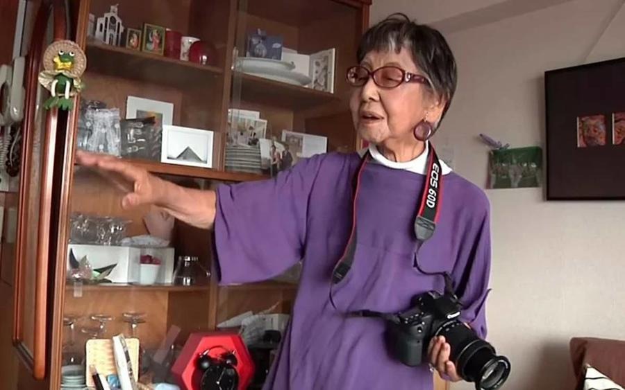 الموت يغيب أول مصورة صحفية يابانية عن عمر يناهز 107 أعوام (صور)