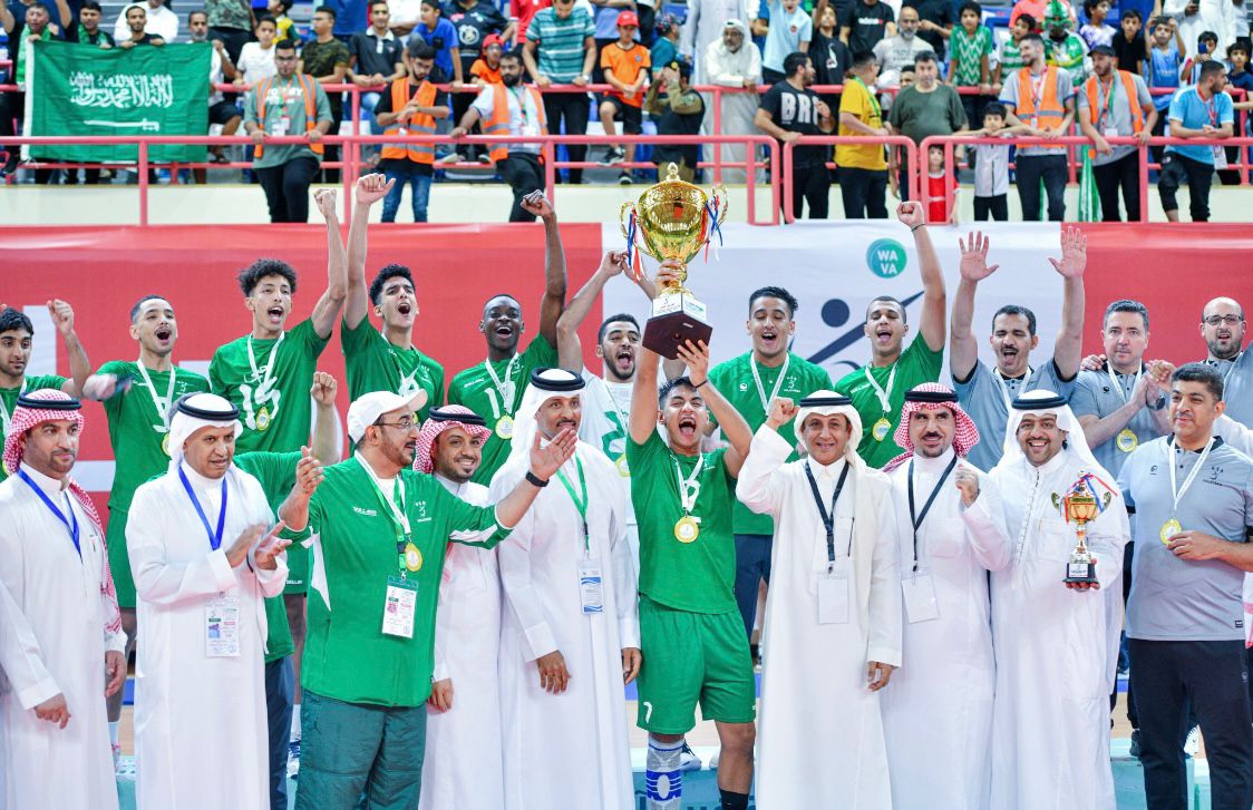 بالصور: وزير الرياضة يبارك لطائرة الأخضر الشاب تحقيقه بطولة كأس غرب آسيا للمرة الأولى