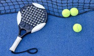 تَجمع بين التنس والإسكواش.. إقبال كبير في الرياض على رياضة "بادل" المثيرة (فيديو)