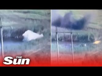 دبابة تسقط في بركة أثناء فرارها من القصف في أوكرانيا
