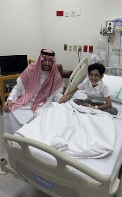 شاهد.. الأمير عبدالإله بن عبدالرحمن يزور الطفل اليامي “محارب الأمراض” في المستشفى