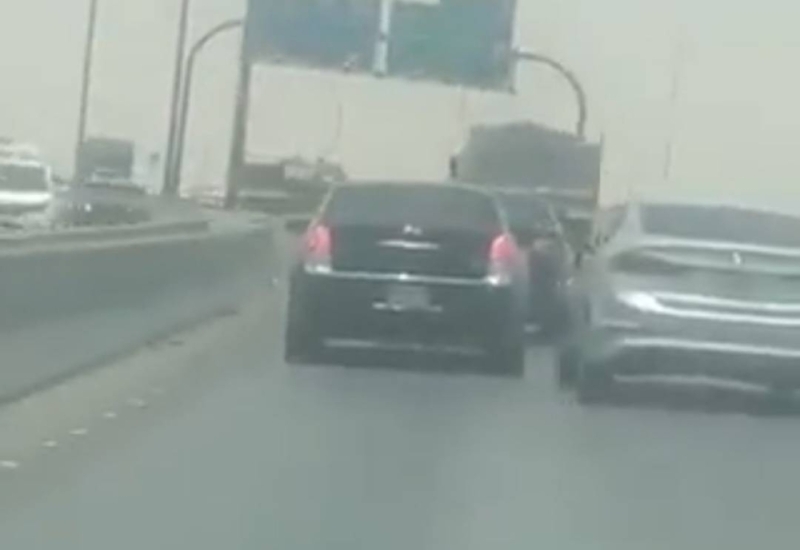 شاهد.. قائد سيارة في حالة غير طبيعية يصطدم بالمركبات في الرياض
