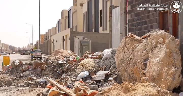 ضبط مخلفات البناء بالأراضي الفضاء وعدم تسوير المباني الإنشائية في الرياض