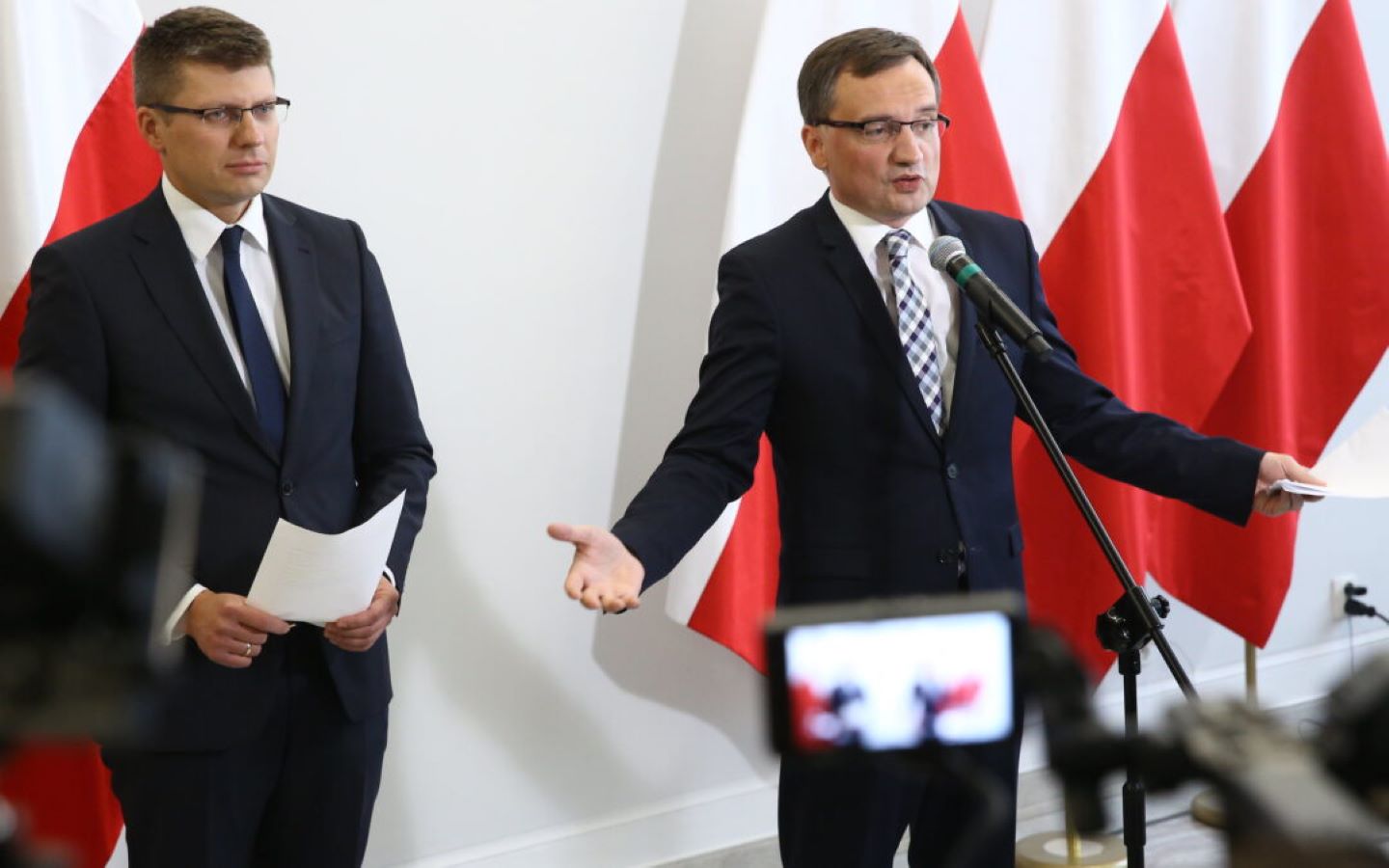 وزير بولندي يتهم الاتحاد الأوروبي بـ “السرقة”