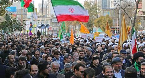 تجدد الاحتجاجات خلال تشييع الإيرانية “مهسا أميني” التي قُتلت على أيدي الشرطة