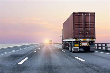 “هيئة النقل”: 8 اشتراطات أساسية لضمان سلامة سائقي الشاحنات على الطرق البرية