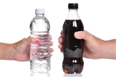 “الغذاء والدواء” توضح الفرق بين المشروبات الغازية والمياه الغازية