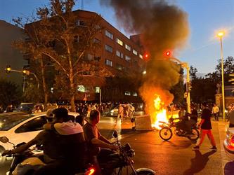 مظاهرات غاضبة تعم طهران واشتباكات عنيفة مع الشرطة وحرق صور “خامنئي” (فيديو)