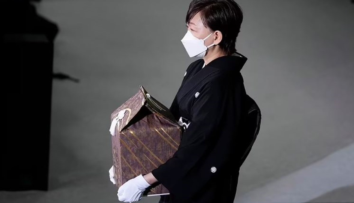 أرملة رئيس الوزارء الياباني السابق شينزو آبي تحمل رماده قبل مراسم الجنازة.. فيديو
